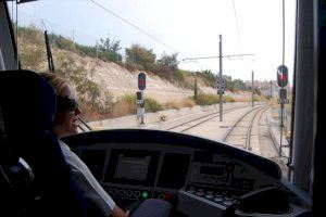 Una maquinista de la empresa pública valenciana FGV conduciendo en Alicante