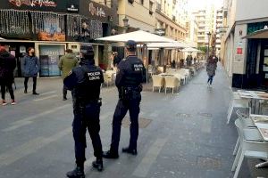 La  Policía Local destaca la máxima colaboración del sector de la hostelería en la primera jornada del adelanto del cierre en Alicante