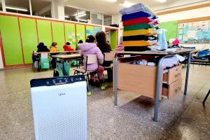 El Ayuntamiento de Elda completa la instalación de 374 purificadores de aire y detectores de nivel de CO2 en los centros  educativos de la ciudad