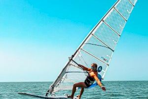 El equipo de windsurf del RCNT con viento favorable de la mano de Pilar Lamadrid miembro de la selección nacional de vela - (foto 2)