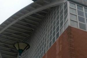 El temporal arranca parte de la cubierta del pabellón polideportivo de Villena