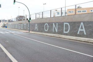 Onda da la bienvenida a los visitantes con un nuevo mural cerámico en la calle La Cossa