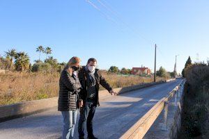 Castelló mejora la seguridad del Camí la Fileta con la repavimentación y la colocación de una barrera en la acequia