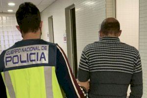 La Policía Nacional ha detenido a un varón muy violento tras cometer tres robos con violencia llevándose las cajas registradoras de los establecimientos