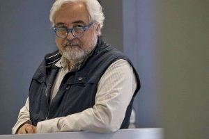 Javier de Lucas conversa en La Nau sobre el seu últim llibre, que analitza les profundes arrels del racisme en la societat nord-americana Javier de Lucas conversa en La Nau sobre el seu últim llibre, que analitza les profundes arrels del racisme en la societat nord-americana