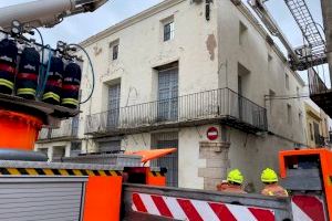 Alberic insta una vez más a los propietarios a proteger el edificio centenario situado al lado del Ayuntamiento por el peligro de derrumbe