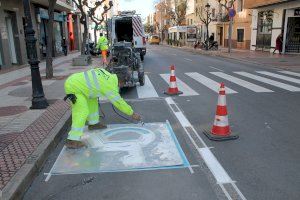 Benicàssim realiza labores de repintado de señalización horizontal