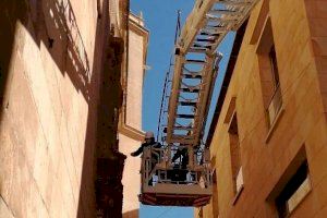 Los bomberos controlan la fachada de la Basílica de Elche ante la caída de cascotes