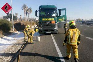 Una fuga de gasoil de un camión con mercancía peligrosa en Crevillente obliga a actuar a los bomberos