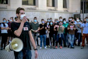 Miedo y enfado: Los universitarios se plantan y exigen exámenes online en la Universitat de València