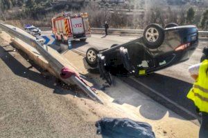 Vuelca un coche en Cocentaina y quedan atrapados dos ocupantes