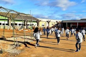 El Ayuntamiento de Montaverner ha adquirido cerca de 150 polares que ha repartido entre todos los alumnos de Infantil y Primaria del CEIP Dr Esplugues y de la Escoleta Municipal Tunetes i Tunets