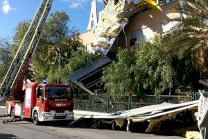Cae el techo de la fábrica Antiu Xixona sobre un colegio por el viento