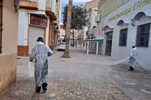 La brigada municipal sigue desinfectando las calles de Almenara