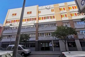 El colegio diocesano Ntra. Sra. de los Desamparados llena de color blanco el barrio de Nazaret con sábanas, carteles y banderas