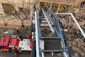 Los bomberos del SPEIS acceden al interior de una obra en el centro para rescatar a un operario que ha sufrido varias fracturas en un accidente laboral en Alicante