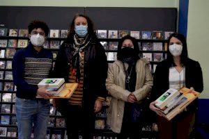 Las ganadoras del concurso en redes sobre Blasco Ibáñez reciben su lote de libros en la Biblioteca Municipal Las ganadoras del concurso en redes sobre Blasco Ibáñez reciben su lote de libros en la Biblioteca Municipal