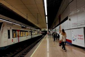 Viajar en silencio: ni interactuar, ni hablar por teléfono en el metro para evitar contagios