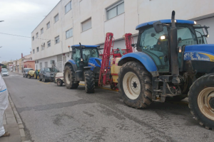 Los tractoristas y agricultores de Aspe vuelven a limpiar de nuevo hoy jueves 4 de febrero, calles, plazas y polígonos del municipio