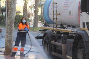 Alicante limpia el polvo saharaui de sus calles