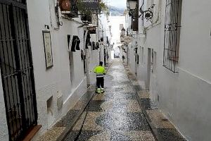 La Pública realiza un dispositivo especial para limpiar las calles de Altea de arena sahariana