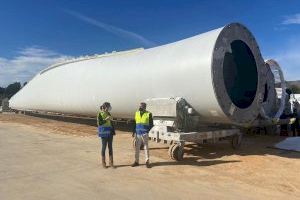 La alcaldesa de Canet visita la fábrica de palas eólicas de Les Coves