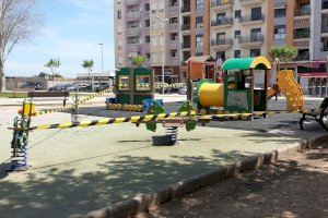 Imagen de archivo de un parque infantil precintado en Burriana