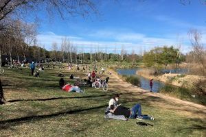 El buen tiempo invita a la gente a salir de casa a pesar del cierre perimetral