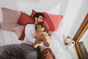 Cómo no perder la chispa del amor: las mejores posturas para dormir en pareja