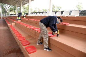 Tareas de mantenimiento en polideportivo de Paiporta mientras permanece cerrado por las restricciones sanitarias