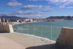 Benidorm instala barandillas de cristal en El Tossal, que registra más de 2.200 visitantes desde comienzos de año