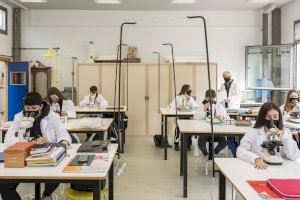 Alumnos del Colegio Imperial Niños Huérfanos San Vicente Ferrer “adoptan” a célebres investigadores como Barbacid, Enjuanes, Del Val, Mojica y María Blasco y reciben sus felicitaciones