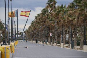 Las fuertes rachas de viento obligan a cerrar parte del puerto de Valencia