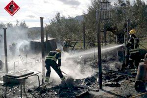 Dos caravanas calcinadas totalmente tras un incendio en Muro de Alcoy