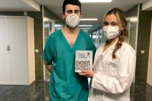 Un médico y una médica residentes del Peset coordinan un manual de referencia para personal en formación sobre la atención urgente y crítica