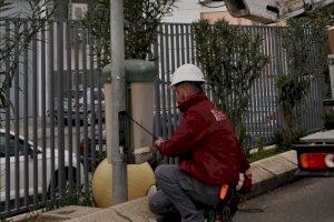 Los ecoparques fijos de la EMTRE instalan luminarias con una nueva tecnología LED más respetuosa con el medio ambiente