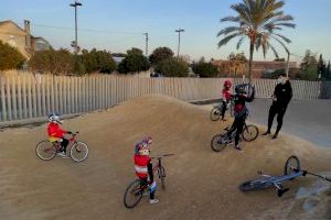 Los riders profesionales del club BMX San Vicente a pleno rendimiento