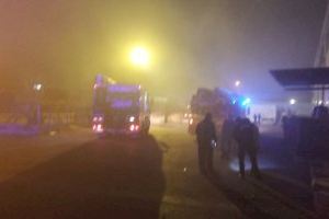 Los bomberos de Alicante evitan que pase a mayores un incendio en una nave industrial con productos químicos