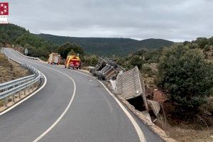 Así ha quedado este camión tras volcar en una carretera secundaria de Morella - (foto 3) Así ha quedado este camión tras volcar en una carretera secundaria de Morella - (foto 3)
