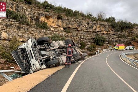 Así ha quedado este camión tras volcar en una carretera secundaria de Morella Así ha quedado este camión tras volcar en una carretera secundaria de Morella