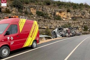 Así ha quedado este camión tras volcar en una carretera secundaria de Morella - (foto 2) Así ha quedado este camión tras volcar en una carretera secundaria de Morella - (foto 2)