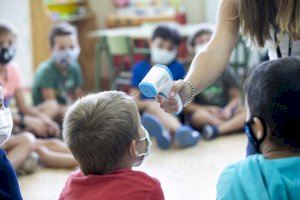 ¿Deben las aulas mantener una ventilación natural permanente o solo ventilar cada cierto tiempo las clases escolares?