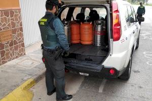 La Guardia Civil procede contra tres personas implicadas en más de 14 hechos delictivos en estaciones de servicio y casas de campo en la provincia de Valencia La Guardia Civil procede contra tres personas implicadas en más de 14 hechos delictivos en estaciones de servicio y casas de campo en la provincia de Valencia