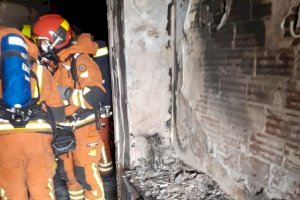 Una mujer resulta herida tras intentar rescatar a su perro en el incendio de su casa en Montserrat