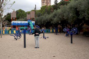 Benidorm reabre áreas de juego infantiles y zonas biosaludables e inicia la parcelación de sus playas