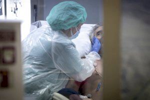 "Mamá en pandemia", de Esther Castillo es la fotografía ganadora del Concurso Dones 2021 de Peñíscola