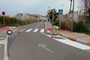 La Brigada Municipal de Obras y Servicios de Almenara repinta las marcas viales del núcleo urbano y de la Playa Casablanca - (foto 2)