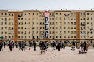 Vecinos lanzan esta curiosa protesta desde los bloques del Cabanyal para rechazar la construcción de un hotel de 15 plantas