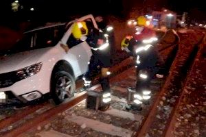 Así ha acabado este coche en las vías del tren en Villena