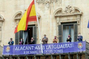 Alicante celebra el Día Internacional de la Mujer desplegando una una pancarta conmemorativa